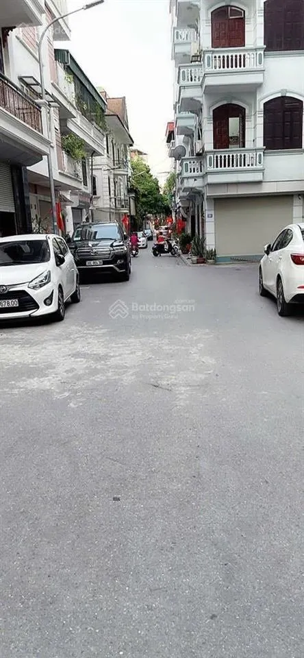 Điểm 10 không có nhưng nguyễn văn cừ ô tô dừng đỗ ngày đêm dân xây 6 tầng thang máy