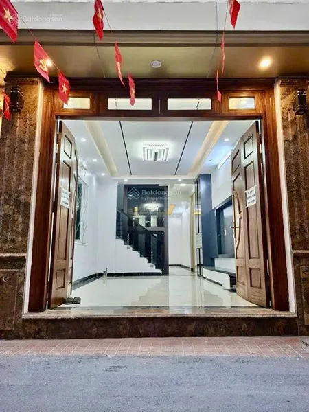 Nhà đẹp âu cơ nghi tàm, vị trí đẹp, ngõ thông thoáng, thang máy xịn. 53m x 5 tầng.