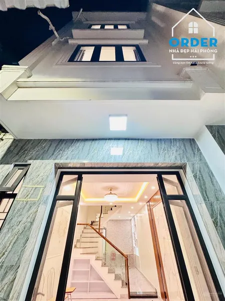 Bán nhà riêng tại miếu hai xã. ngõ nông cách mặt đường tầm 20m. 3 tầng mới sân cổng full công năng