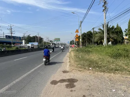 Bán kho xưởng giá rẻ đường container 2.500m2 full thổ ql1a