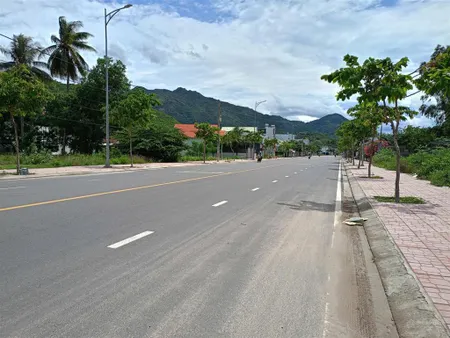 Lô góc (full thổ cư), mặt tiền phong châu, xã vĩnh thái, nha trang. dt 186 ngang 7m. giá 52 tr/m2