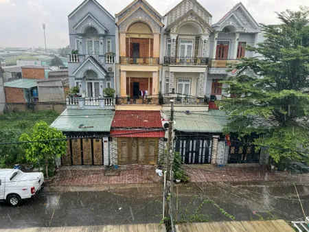 BÁN NHÀ GẦN NGÃ TƯ CHIÊU LIÊU DĨ AN - NHÀ 2 LẦU SÂN XE HƠI