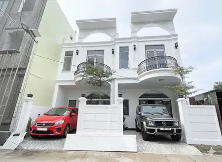 💥 Mở bán cặp Villa 2 tầng đường Phạm Bá Nguyên, phường Mỹ Thượng, Huế.
- Vị trí: kiệt Phạm Bá Nguyên, cách chợ Mai 150m, gần trường mầm non, gần trường tiểu học
- Diện tích : 81,6m2 (ngang 5m). Diện tích sàn từ 142m2 - 145m2
- Công năng đầy đủ: 3 phòng