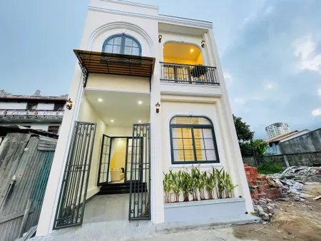 Bán nhà 02 tầng Kiệt 25 đường Hoàng Quốc Việt Full nội thất giá rẻ 3,3x tỷ ✅
____________________
- DT: 60m2 ngang 5,8m
- Đường 3m
- Hướng chính Đông
- Công năng: 3 phòng ngủ, 2wc, phòng khách, bếp, thờ, sân xe..
- Vị trí: Gần Aeon Mall, An Cựu City