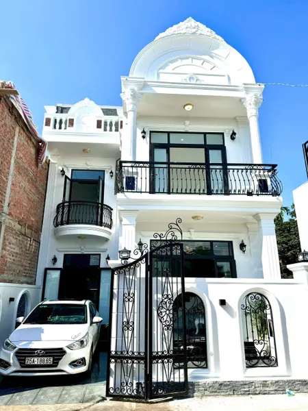 Căn Villa 2 Tầng Kiệt Oto Tam Thai Full Nội Thất Phương Thuỷ Xuân, Cách Đường Điện Biên Phủ Chỉ 500m ✅
________________
- Diện tích: 106m2
- Công năng: 3 phòng ngủ, vệ sinh khép kín, phòng thờ, phòng khách, gara oto, bancol thoáng mát
- Vị trí: Kiệt T