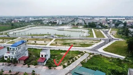 Lô góc 176.5m2 Hướng đông nam, sát hồ điều hoà