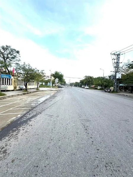 Bán gấp mặt tiền ngay bến xe, đất sạch đẹp, đủ tiện ích xung quanh, giá rẻ nhất khu