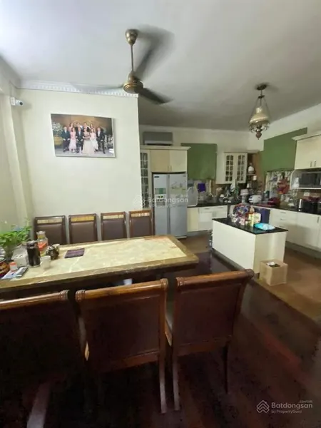 Bán nhà mặt phố trích sài đẳng cấp lô góc 3 thoáng view hồ tây gara thang máy