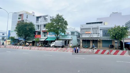 Mặt tiền lê trọng tấn 10.5x26m, vuông vắn. vị trí đẹp, sầm uất, nhiều ngân hàng và thương hiệu lớn