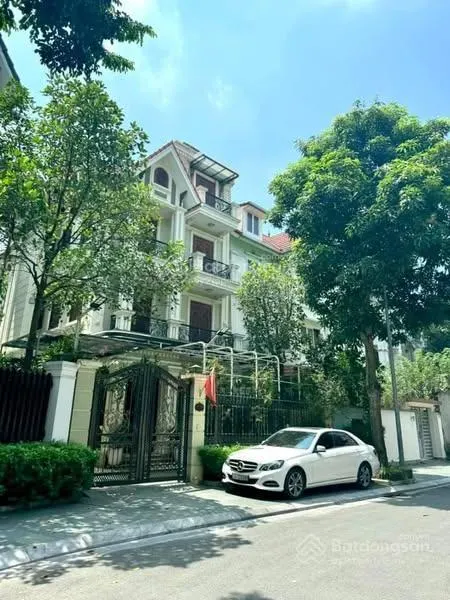 Chính chủ nhờ bán căn biệt thự kđt mới dịch vọng, 310m2 x 5t, mặt tiền 15m, thang máy, 0978 996 ***