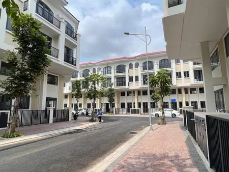 Nhà phố kd mt 20m hướng nam, dt 57 m2, dt sàn 182m2, giá tốt nhất 7,5 tỷ, thanh toán giãn.