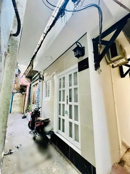 Chính chủ bán nhà đẹp ở đường cô giang, quận 1 hai tầng, nội thất đầy đủ, mới tinh