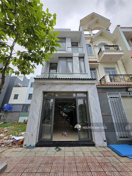 Nhà đẹp hiện rẻ nhất kdc phú hồng thịnh trệt 2 lầu 4pn nhanh tay đi xem 0902 946 ***