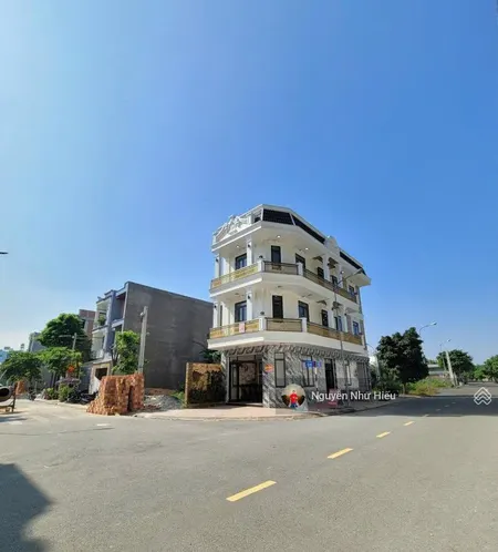 Bán nhà 1 trệt 2 lầu full nội thất, góc 2mt kdc gần trung tâm y tế dĩ an, p.tân đông hiệp tp.dĩ an