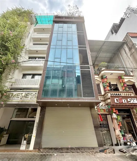 Cc gửi bán mp hoàng ngân 90m x 9t mt 5m có hầm, giá 52tỷ