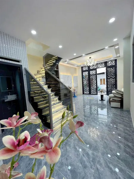 Nhà 2 lầu hẻm 5m đường bà hom q.6 (4.7x9m 3 phòng)