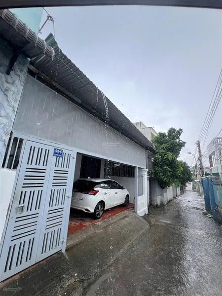 Nhân nhà hẻm nguyễn chích có sân đậu oto, gần biển