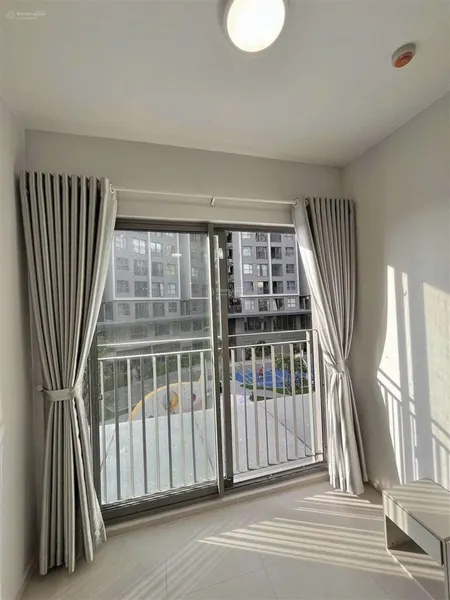 Bán căn 59m2 view hồ bơi block d + sổ hồng sẵn + giá 2.650 tỷ (102%) + tầng cao