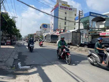 Đất góc 2 mặt tiền hà huy giáp kinh doanh sâm uất.dt.5,6m x 30m ngay cầu an lộc sát gò vấp .