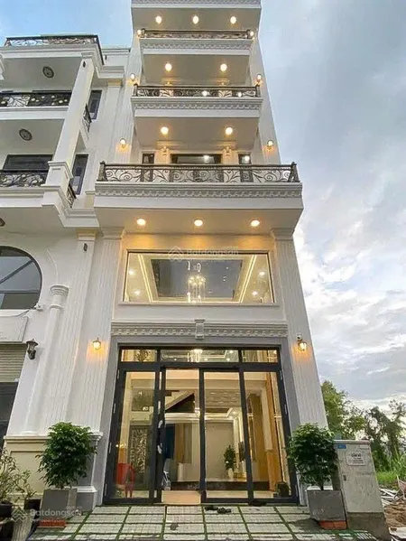 Bán nhà mới xây đường số hoàng quốc việt ngay sân vận động quân đội