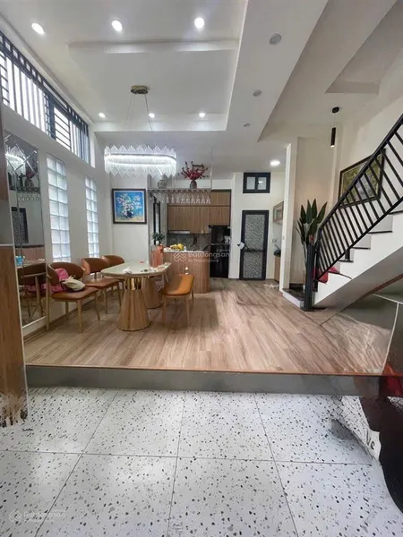 Gia đình cần bán nhà 5 tầng x 40m2, chỉ 13m ra mặt phố kim mã, mặt tiền 4.5m, giá 9 tỷ