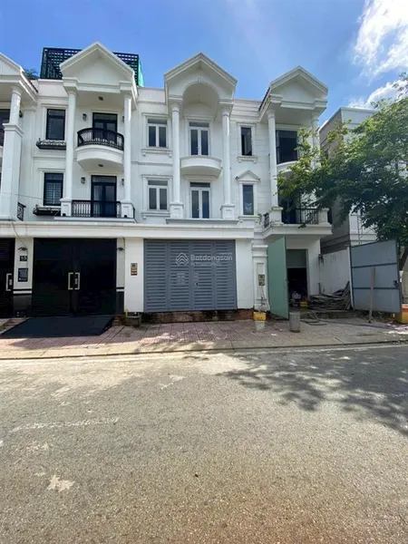Bán nhà mặt phố kdc trường lưu, 8,2 tỷ, 100m2, giá siêu hời ngay vành đai 3 vinhomes
