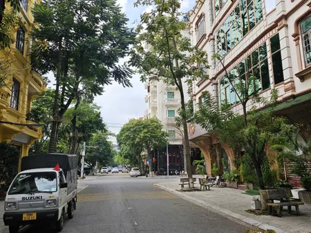 Bán nhà 3 tầng. Lô góc diện tích đất 78m. Nhìn vườn hoa. Cách 20m ra chợ suối hoa. Phố nguyễn đăng. Phường kinh bắc bắc ninh