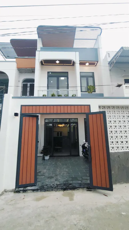 Nhà mới sổ hồng riêng đã hoàn công có 3 phòng ngủ 3 WC thiết kế hiện đại vị trí dân cư đông đúc, cách ngã ba Mỹ Hạnh 100m đi về cầu lớn Hóc Môn 2km LH: 0961 359 289 gặp Phát Đạt xem nhà ạ