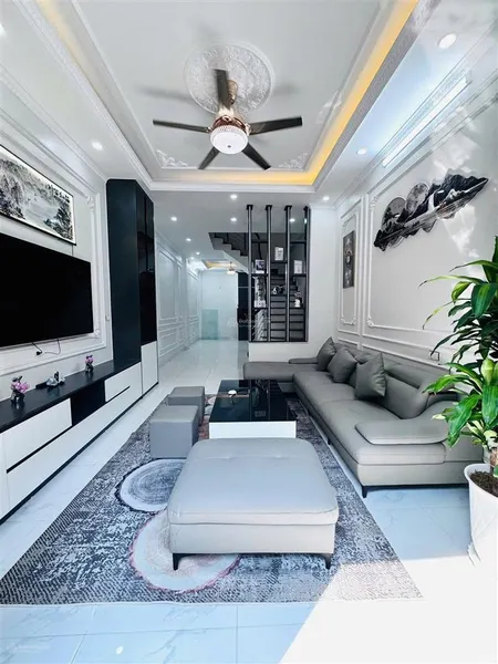 Cần b.án gấp nhà đỗ đức dục ô tô đỗ cổng 40m 5t mặt tiền 5m
