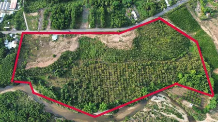 Cần bán 7.2 ha có 800m2 đất ở, gần khu du lịch núi thần tài có thể khai thác du lịch suối bao quanh