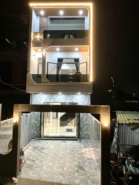 Nhà 1 trệt 2 lầu đẹp vừa hoàn thiện khu 8 Phú Hoà cũ (phường Phú Lợi-TP.HCM) đường oto né nhau,phía sau đang chuẩn bị làm bờ kênh rất thoáng đẹp