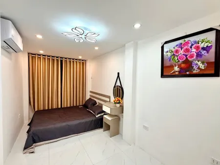 Chính chủ bán Trương Định- nhà 4 tầng 1 lửng . 4 phòng ngủ, 4 nhà vs. 
Nội thất đẹp xịn. 
Dt 22m . Giá 5,8 tỷ