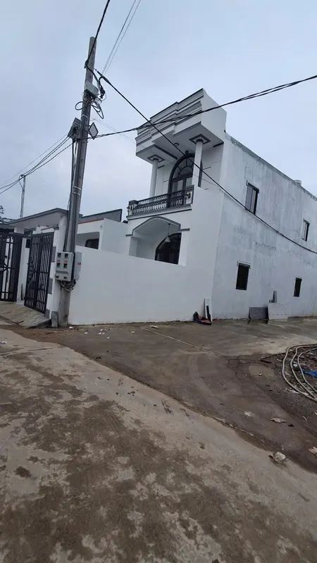 bán gấp căn nhà lầu góc 2 mặt tiền sổ hồng riêng full thổ cư bao sang tên công chứng