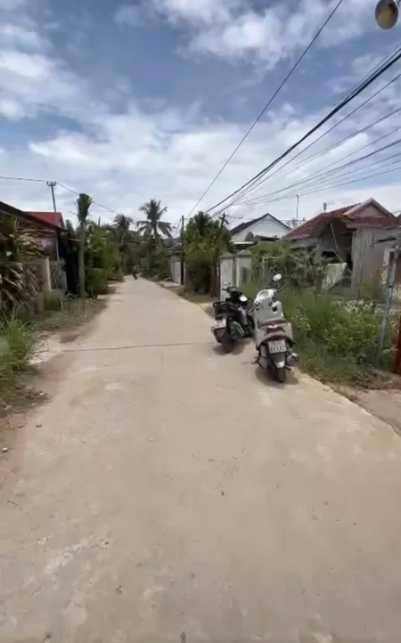 Cần bán lô đẹp Diên Sơn, cách đường chính 20m Nhà Vuông Vắn 222m2, cạnh uỷ ban, trạm y tế, trường học
-Diện tích: 222m2 ngang 10m full thổ cư - 
Lh  Số chứng chỉ: