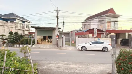 2 siêu phẩm Mặt đường 361 - Tân Phong kinh doanh buôn bán . Cách chợ chỉ chưa đến 200m.