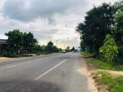 Nhà tui có miếng đất 505m², trong đó có 112m thổ cư, còn lại trồng cây lâu năm.