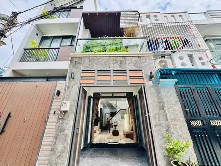 Lên sóng siêu phẩm Hoàng Việt gần khu Bờ Kè, giá 1 tỷ 690. Xây 1 trệt 2 lầu, hẻm oto, sổ riêng sẵn