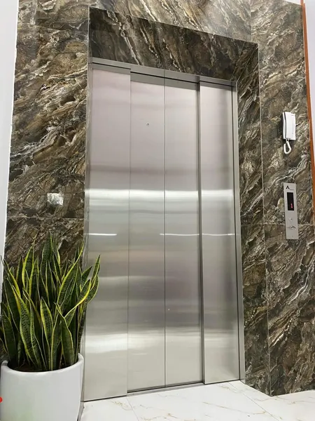 Nhà mình Cho thuê nhà mới, căn góc, Mai Hắc Đế; vỉa hè 96m2* 5T- 30 Tr