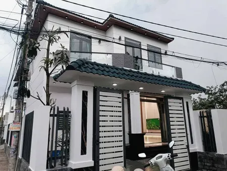 Bán biệt thự vườn góc 2 mặt tiền nằm ngay trung tâm Hóc Môn, TPHCM, DT: 10x14m.