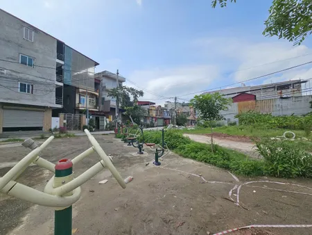 Bán 237m đất giãn dân lãm trại. 2 lô liền nhau. Nhìn vườn hoa nhỏ. Cạnh sân bóng. Sau đất có đường rộng 5m. Phường nam sơn bắc ninh