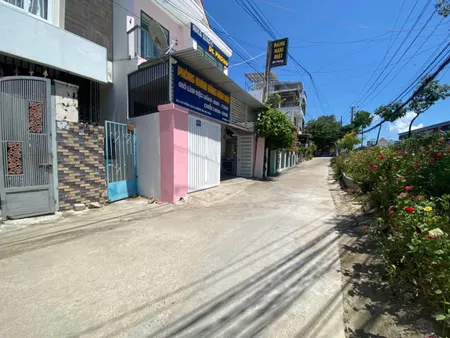 Cần bán căn nhà 3 tầng vị trí đắc địa ngay khu vực Cầu Dứa – Nha Trang, đối diện showroom Kia, gần khu đô thị Vĩnh Điềm Trung – khu dân cư sầm uất, giao thông thuận tiện, kinh doanh buôn bán rất tốt.
