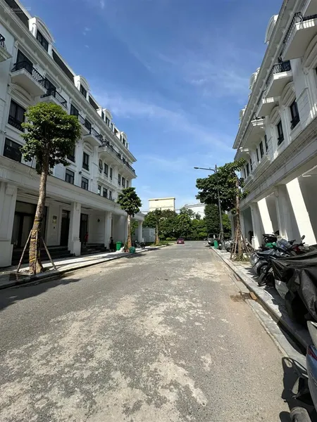 Em cần bán nhanh căn shophouse hướng nam duy nhất tại louis city hoàng mai giá chỉ 31 tỷ bao phí