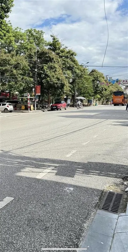 Gia đình tôi cần bán gấp. nhà mặt phố trần phú, 102m2, pháp lý đầy đủ, giá cực tốt, uy tín