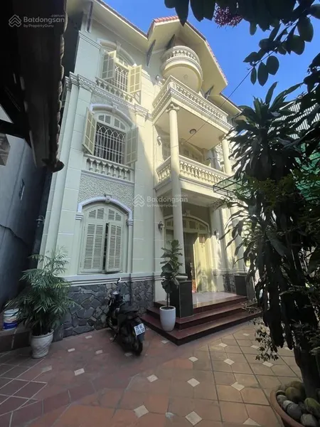 Bán gấp biệt thự cầu giấy. 222m2 x mt 12m. 50m ra mặt phố. xây ccmn dòng tiền 300tr/tháng 200tr/m2