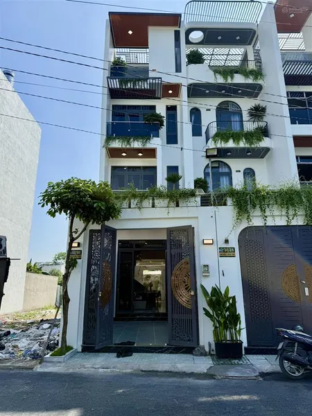 Nhà đường thông cạnh bên cụm trường học, dt4x25m, trệt, 3 lầu, sân ô tô, 4pn, sân thượng, p.thờ.