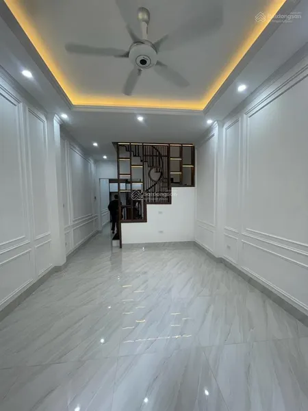 Bán nhà giáp hoàng quốc việt 60m,5tầng,mt4m nhỉnh 18 tỷ phân lô oto tránh kinh doanh gần phố