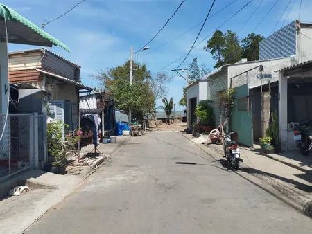 Bán nhà mặt tiền nguyễn phan vinh sát biển gần bến phà, đường ô tô rộng, sổ hồng riêng!