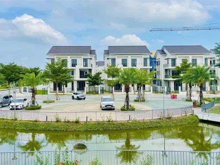 Biệt thự cách tây hồ chỉ 12km, dt 225m2, ân hạn nợ gốc 18 tháng, giá sỉ, đối diện dự án sun group