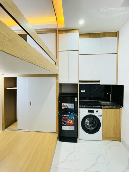 Trường chinh. căn dv 8 tầng thang máy. 17 phòng . cách mặt phố trường chinh 30m. ôtô đỗ cổng