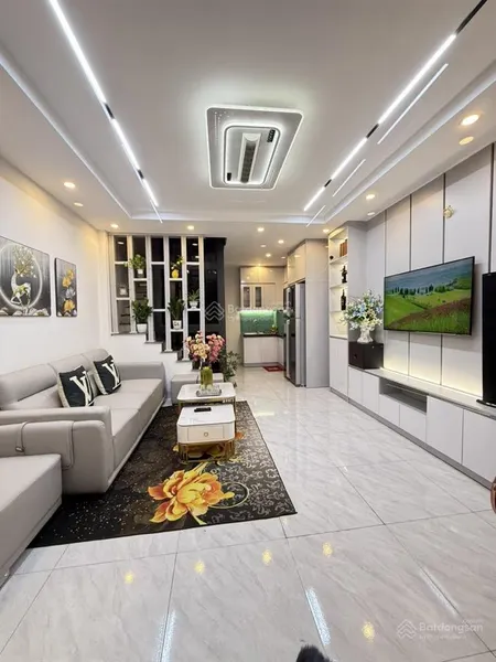 Nhanh chân! nhà đẹp láng hạ ở ngay 40m2 5 tầng ngõ thông gần phố 3 gác tránh nhau